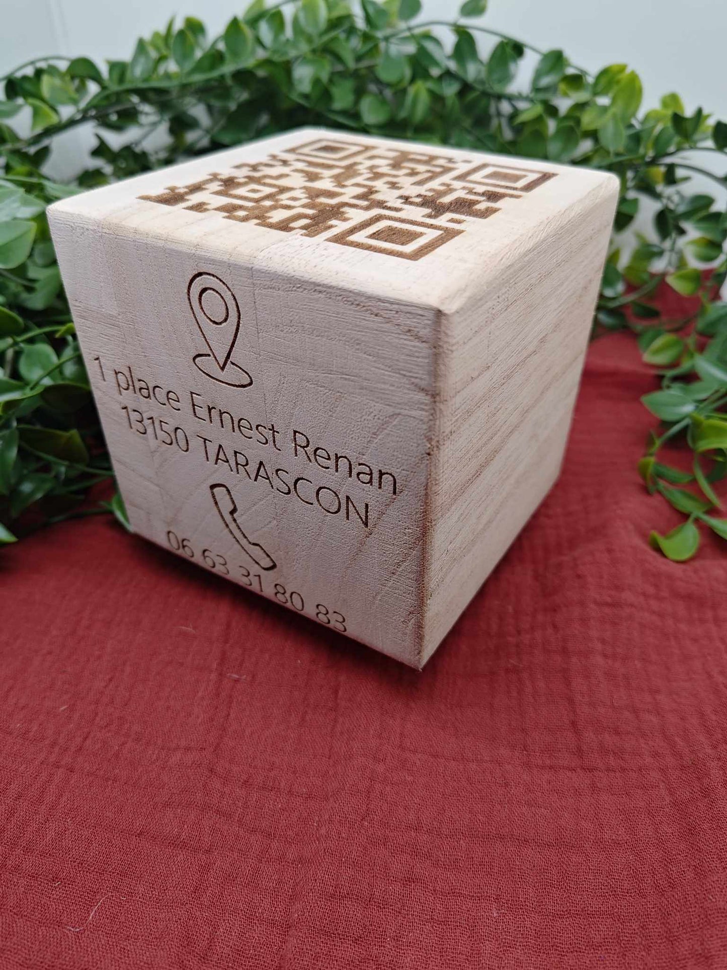 Cube en bois signalétique entreprise