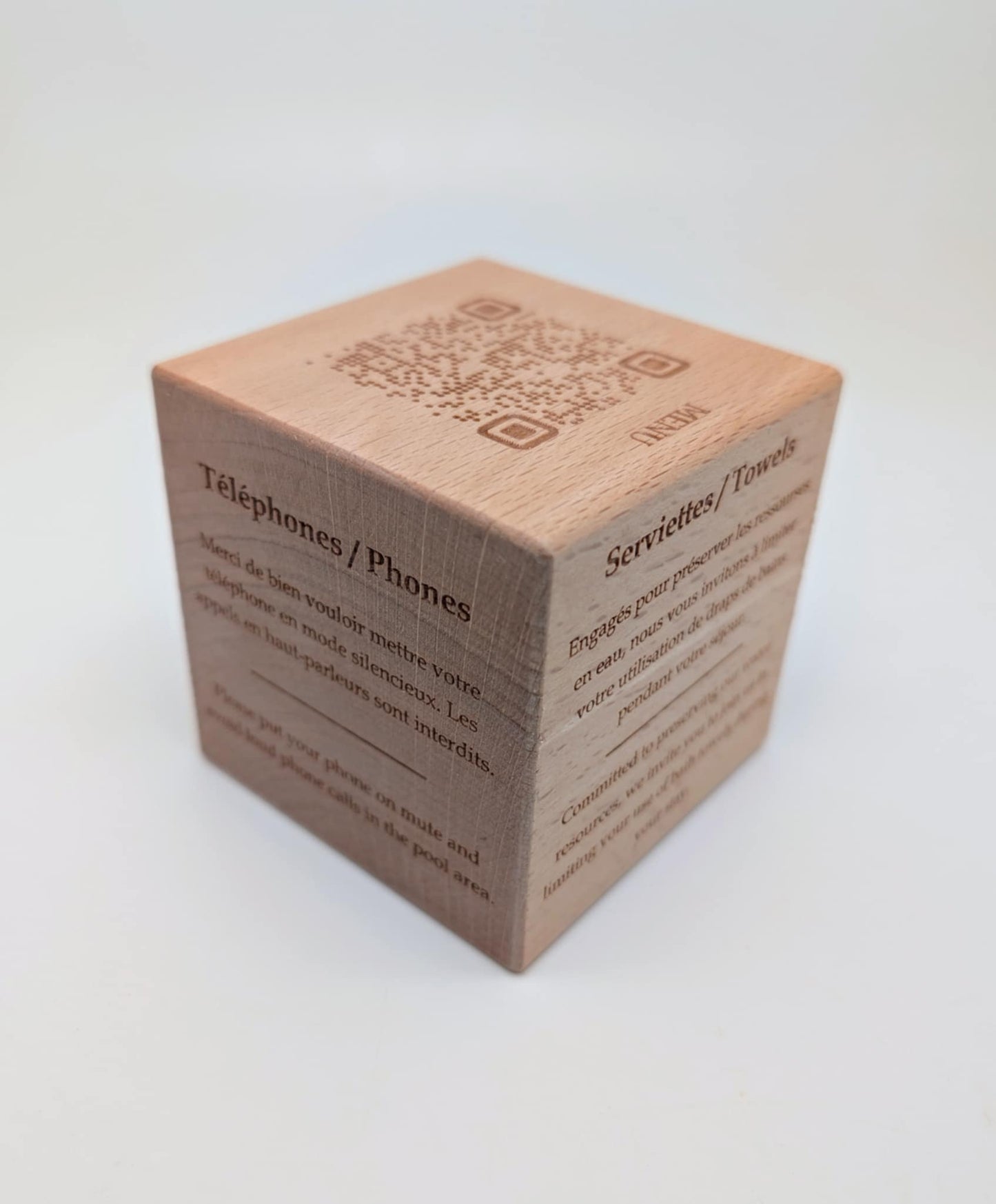 Cube en bois signalétique entreprise