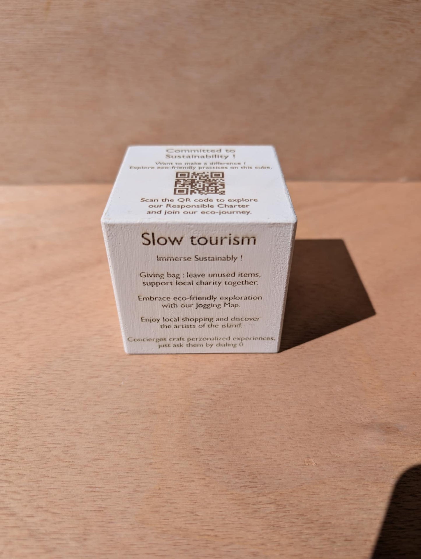 Cube en bois signalétique entreprise