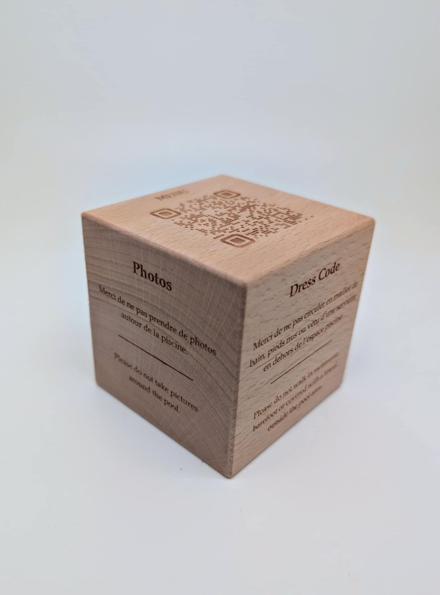 Cube en bois signalétique entreprise