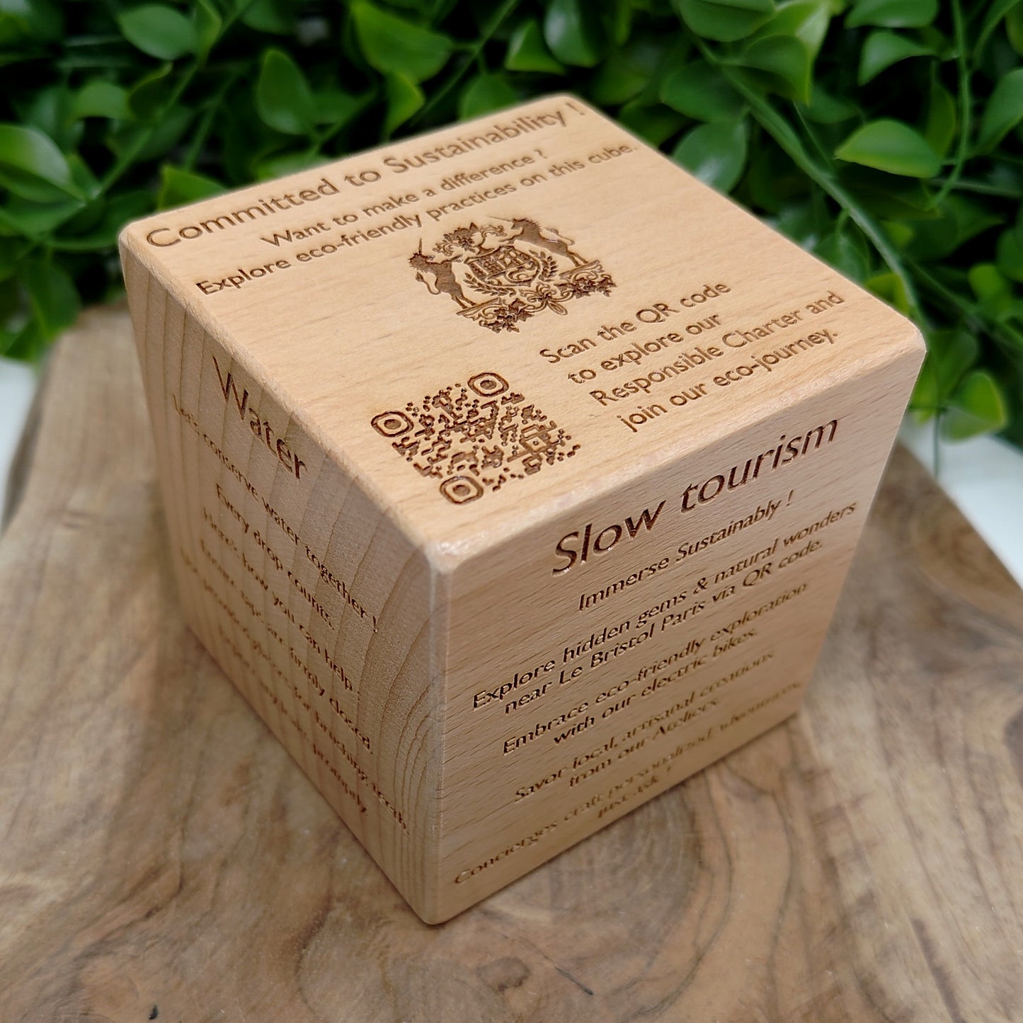 Cube en bois signalétique entreprise