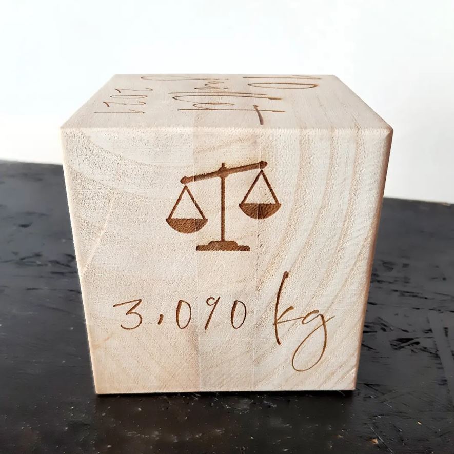 Grand cube en bois naissance