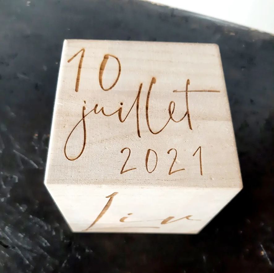 Grand cube en bois naissance