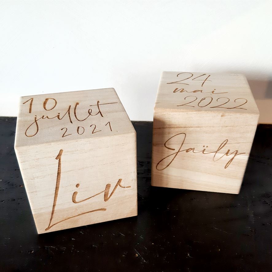 Grand cube en bois naissance