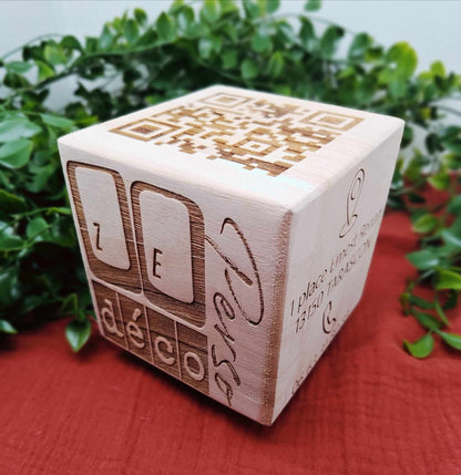 Cube en bois signalétique entreprise