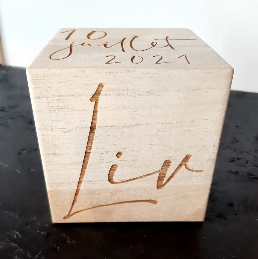 Grand cube en bois naissance